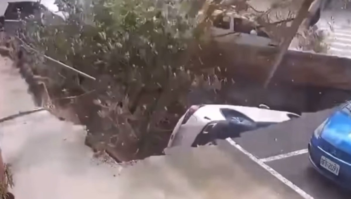 Tayvan’da yol çöktü, aracı yuttu Tayvan’da yol çöktü, aracı yuttu