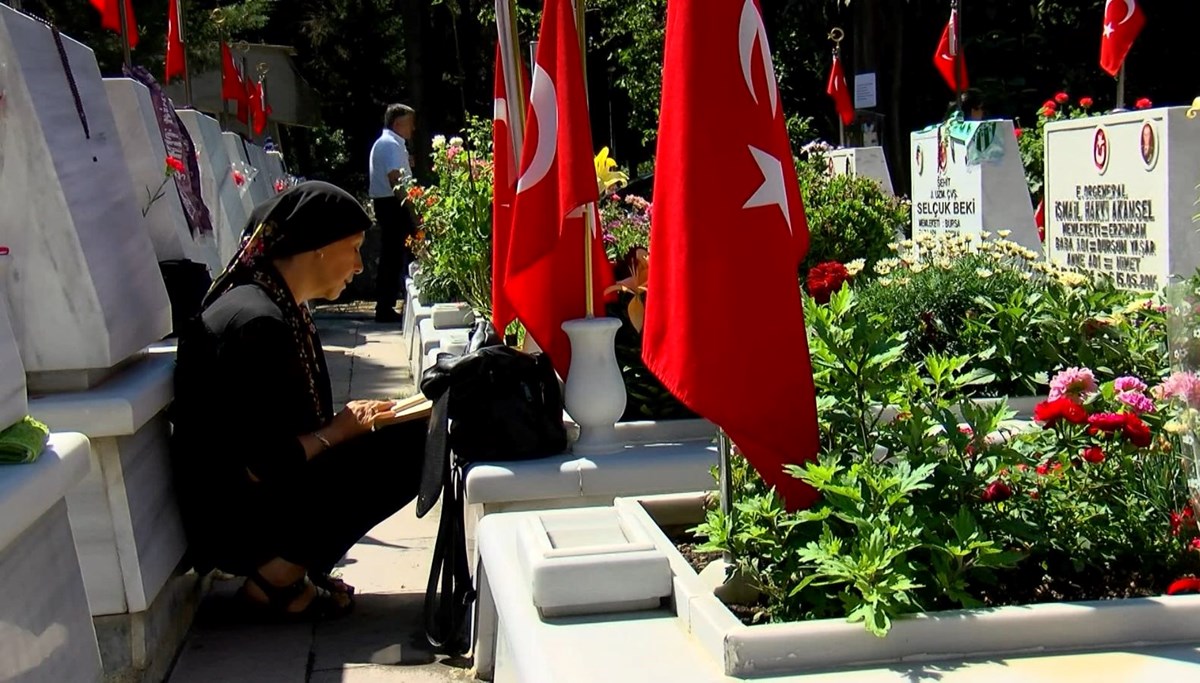 Edirnekapı Şehitliği’nde buruk bayram