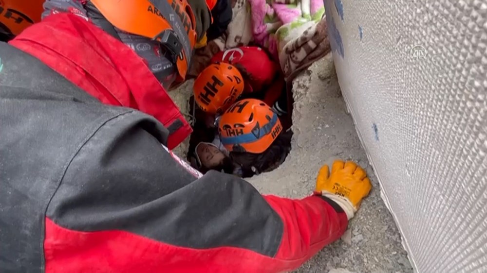 Enkaz altındakiler için zamana karşı yarış - 70