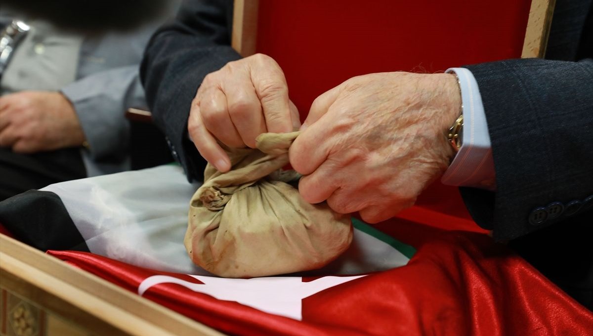 Filistinli aile 106 yıldır gözü gibi baktığı Osmanlı askerinin emanetini Büyükelçi Demirer'e teslim etti