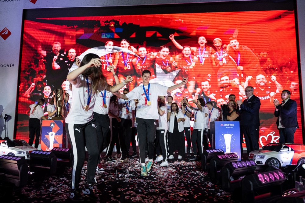 Galataport'ta şampiyonluk kutlaması | Filenin Sultanları tarihi zaferi vatandaşlarla kutladı - 16