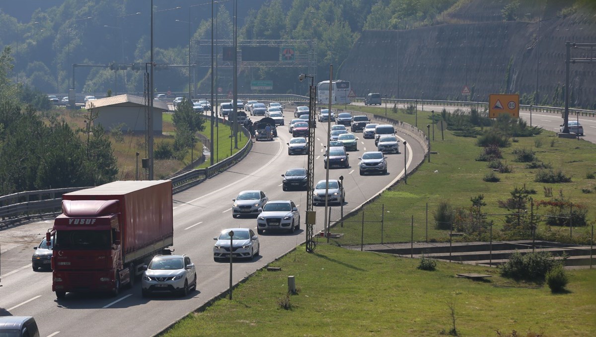 SON DAKİKA HABERİ: Otoyollarda otomobillerin hız sınırları yükseltildi