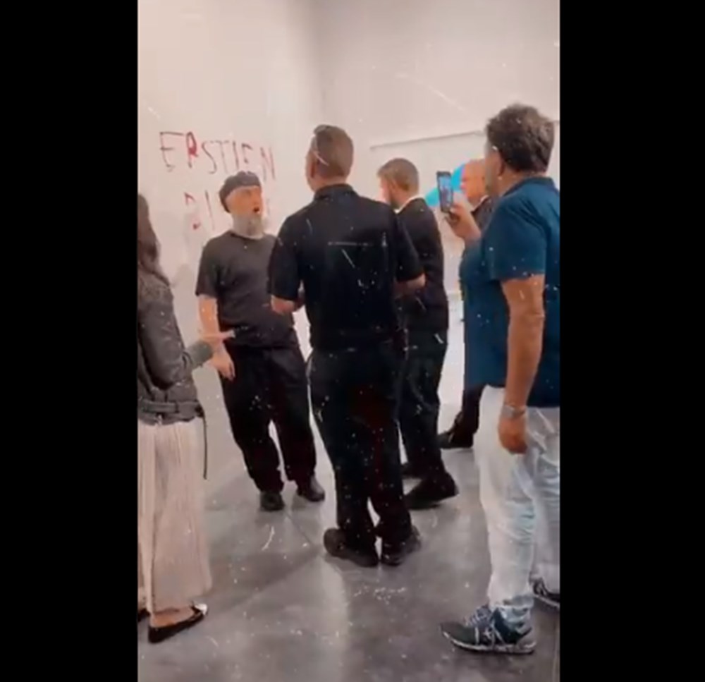 �Duvara bantlanmış muz� eserini alan çift konuştu NTV