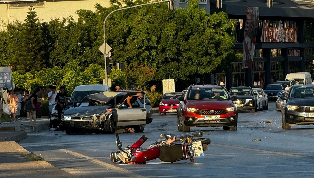 Antalya'da otomobil ile motosiklet çarpıştı: 1 ölü, 2 yaralı