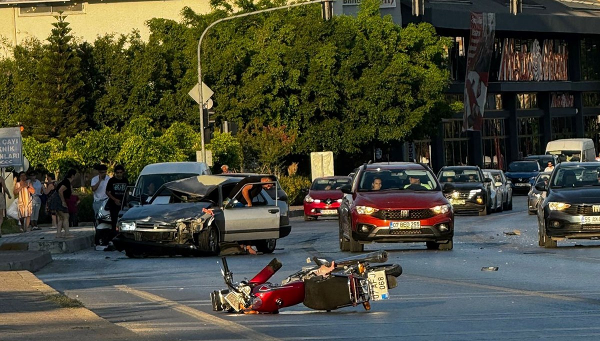 Antalya'da otomobil ile motosiklet çarpıştı: 1 ölü, 2 yaralı Antalya'da otomobil ile motosiklet çarpıştı: 1 ölü, 2 yaralı