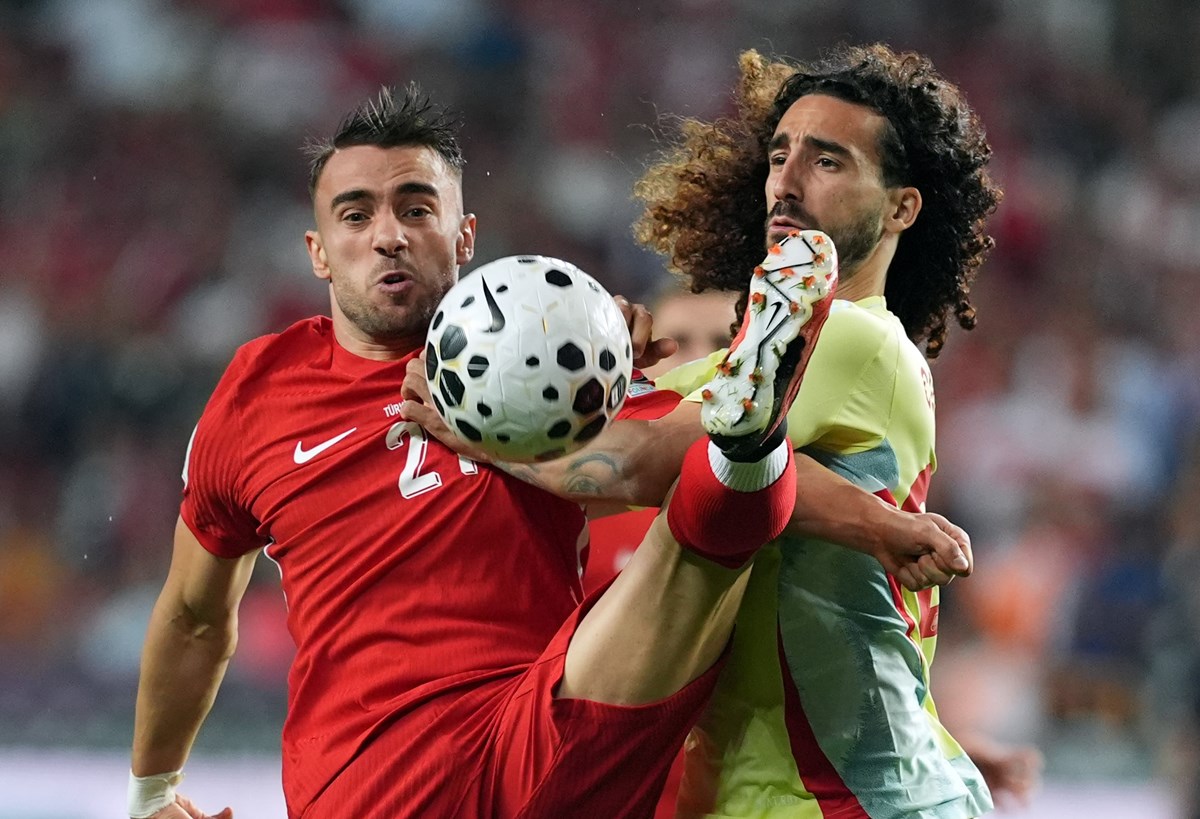 Yunus Akgün (Türkiye) ve Cucurella (İspanya) ikili mücadelede