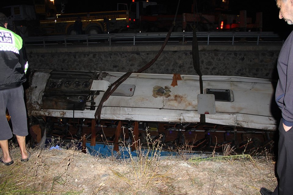 Afyonkarahisar'da yolcu otobüsü devrildi: 7 ölü, 28 yaralı - 1