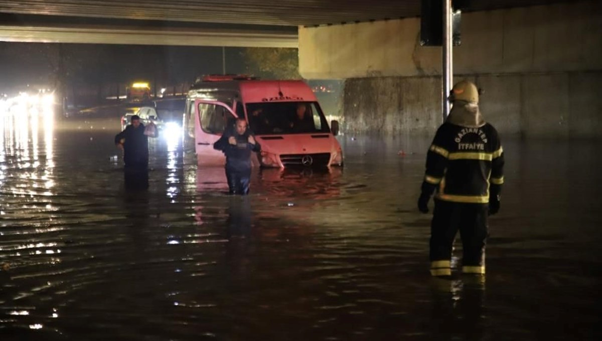 Şiddetli yağmur ve kar: Yollar göle döndü, araçlar yolda kaldı