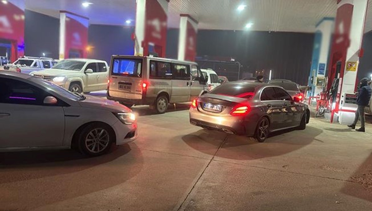 Yüksekova’da deprem sonrası akaryakıt kuyruğu Yüksekova’da deprem sonrası akaryakıt kuyruğu