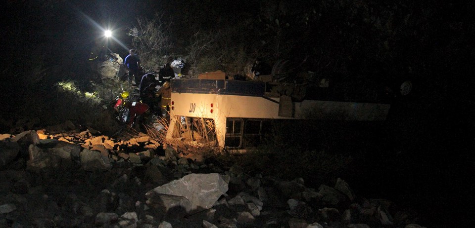 Meksika'da otobüs 45 metreden uçuruma düştü: 10 ölü - 1