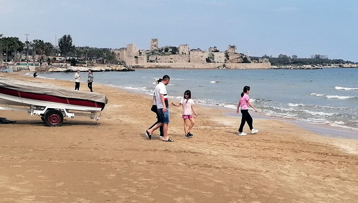 Mersin'de sıcak hava; Kızkalesi'nde denize girdiler