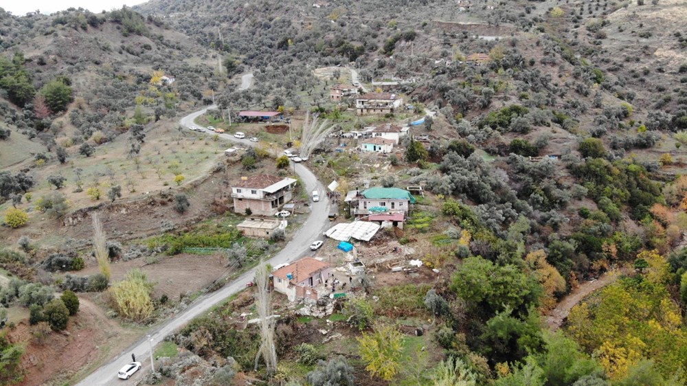 Aydın'da fırtına: Çatılar uçtu, ağaçlar söküldü - 1