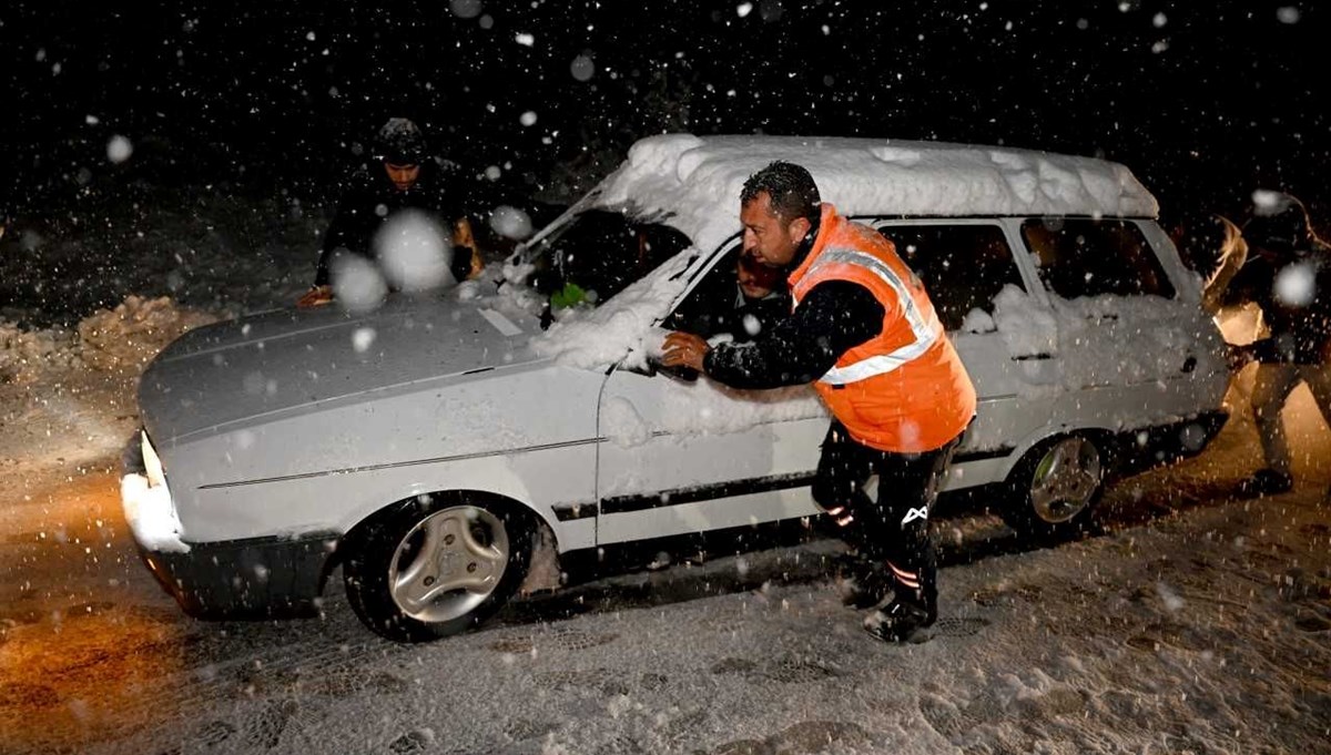 Mersin’in yükseklerinde kar: 30 araç mahsur kaldı