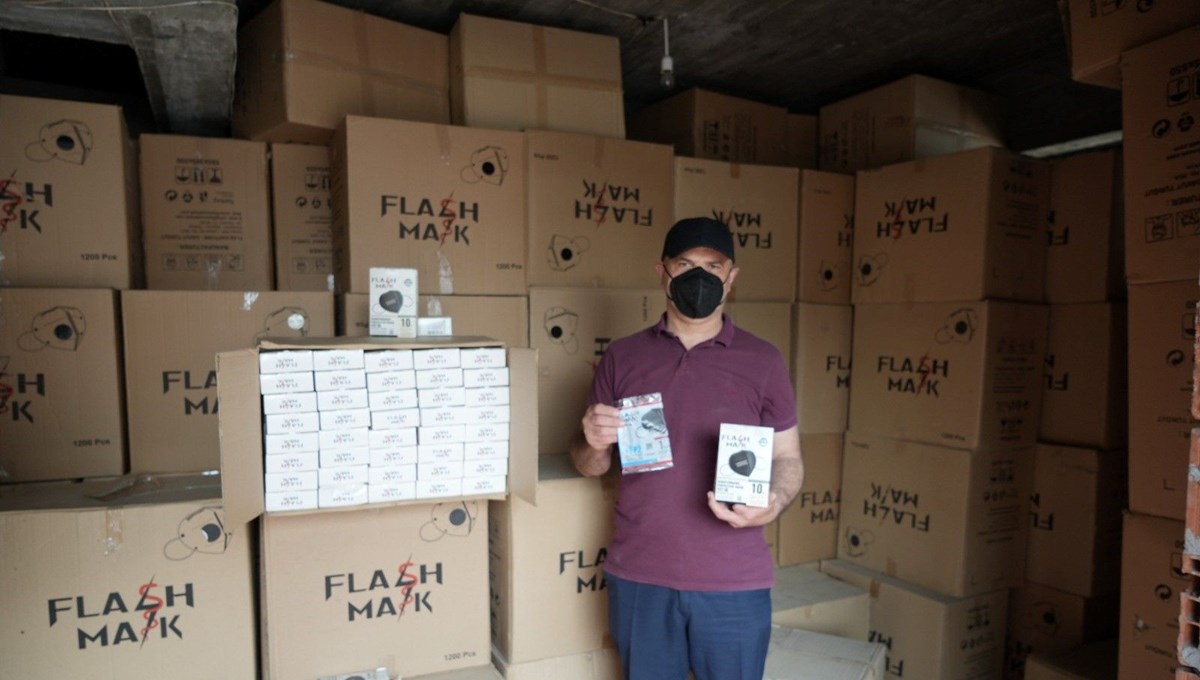 Bir ev dolusu maskeyle baş başa kaldı: Ne yapacağını bilmiyor