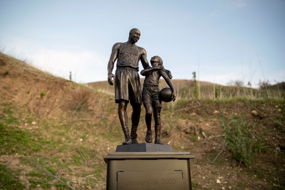 Kobe Bryant ile kızının heykeli öldükleri yere dikildi - 7