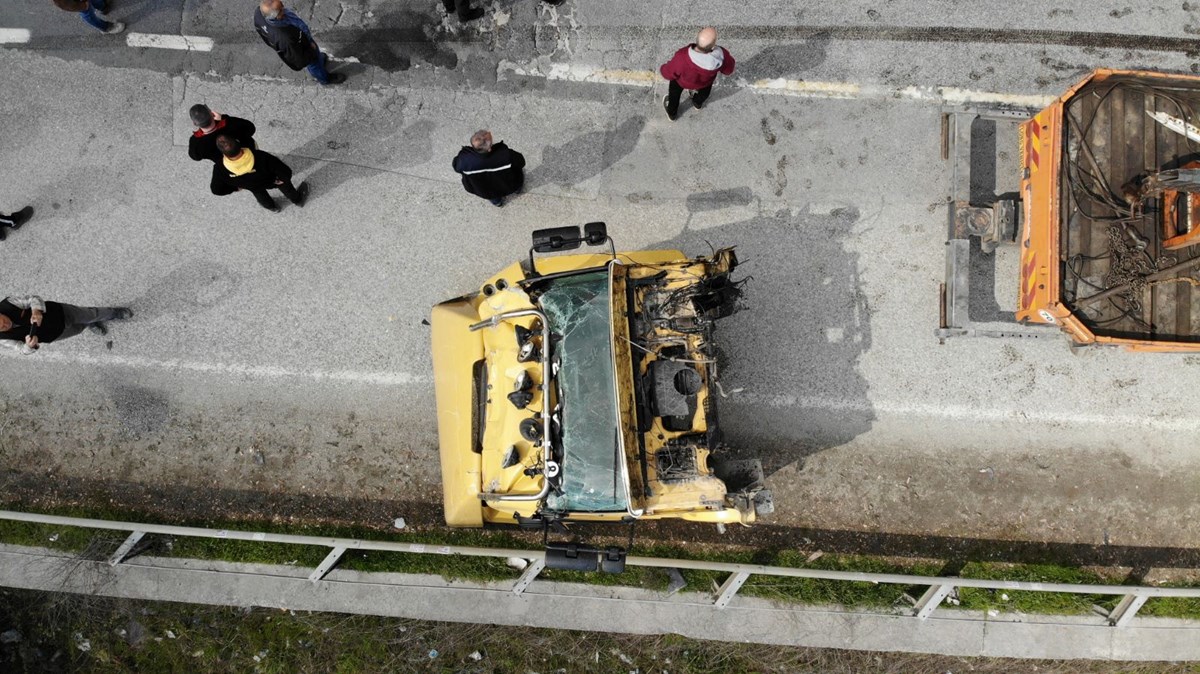 Hafriyat kamyonu şarampole devrildi: Sürücü ağır yaralı