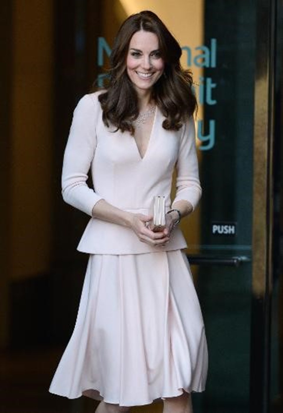 Kate Middleton'dan dekolte devrimi - 1