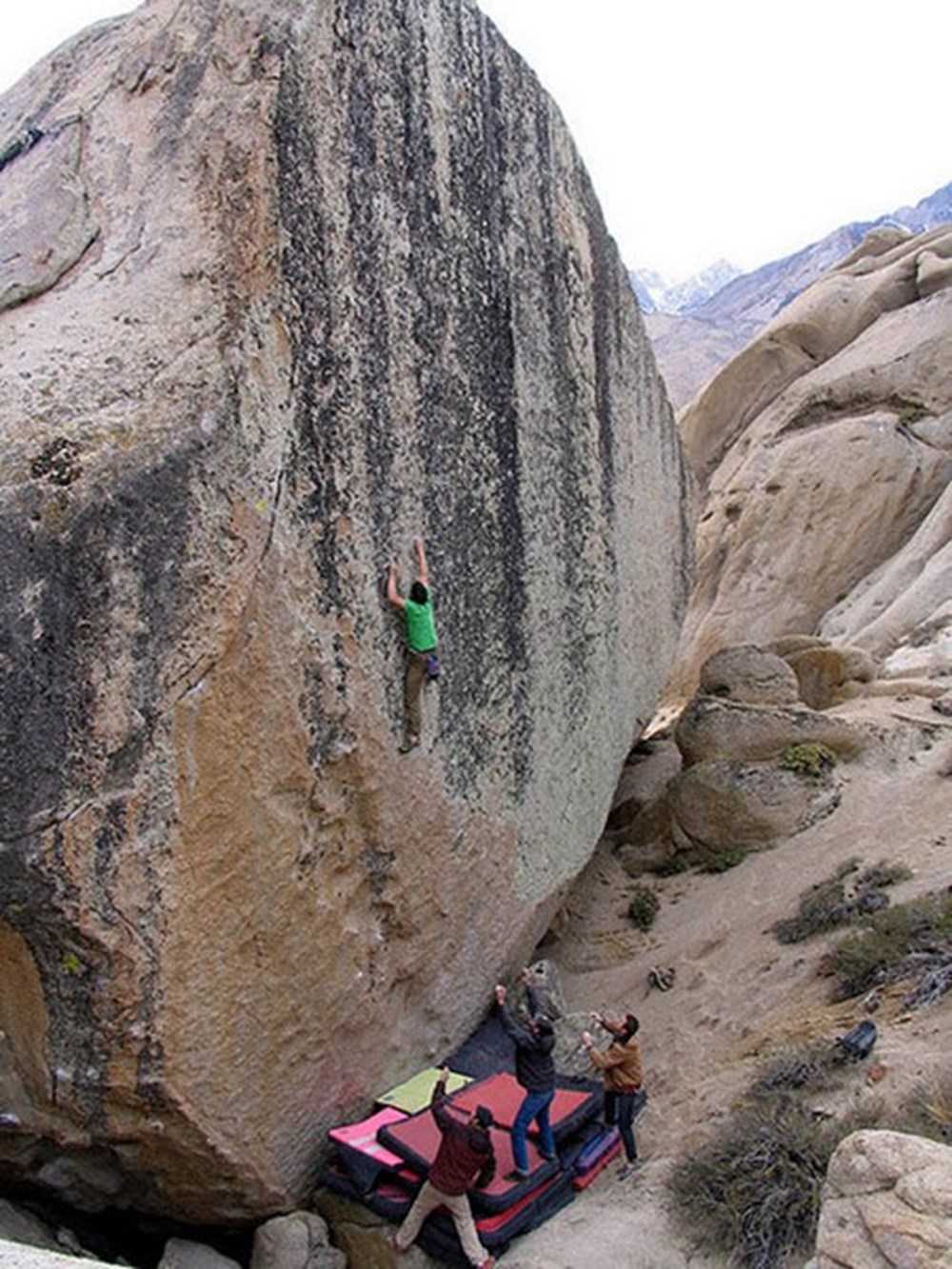 Climb travel. Алекс Хоннольд. Скалолазание Хонольд. Альпинисты спят на скале. Хайбол скалолазание.