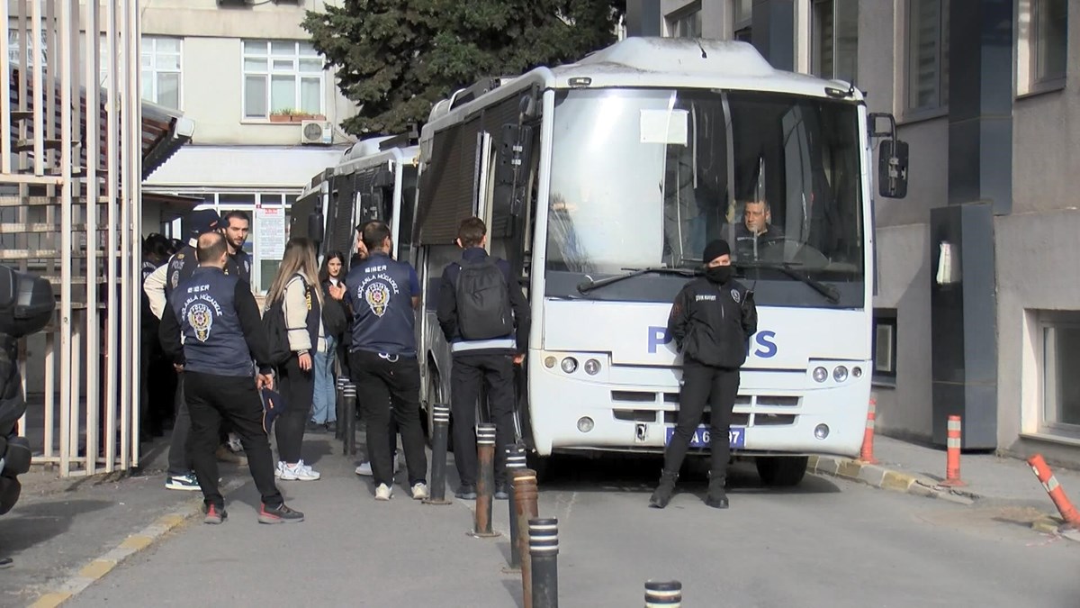 Emniyetteki işlemleri tamamlanan şüpheliler adliyeye sevk edildi Emniyetteki işlemleri tamamlanan şüpheliler adliyeye sevk edildi