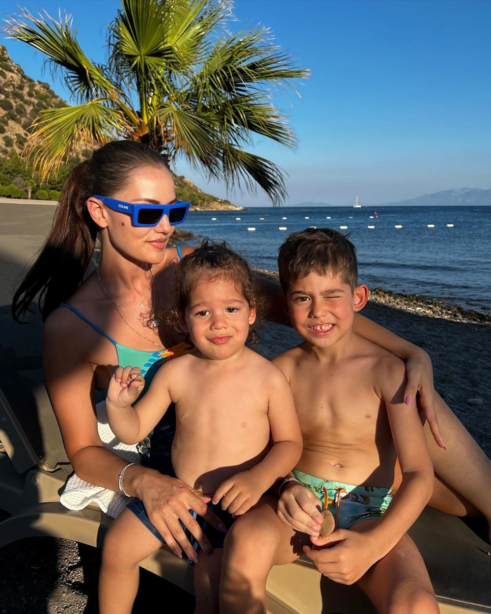 Fahriye Evcen oğulları Karan ve Kerem ile tatil pozu verdi - 1