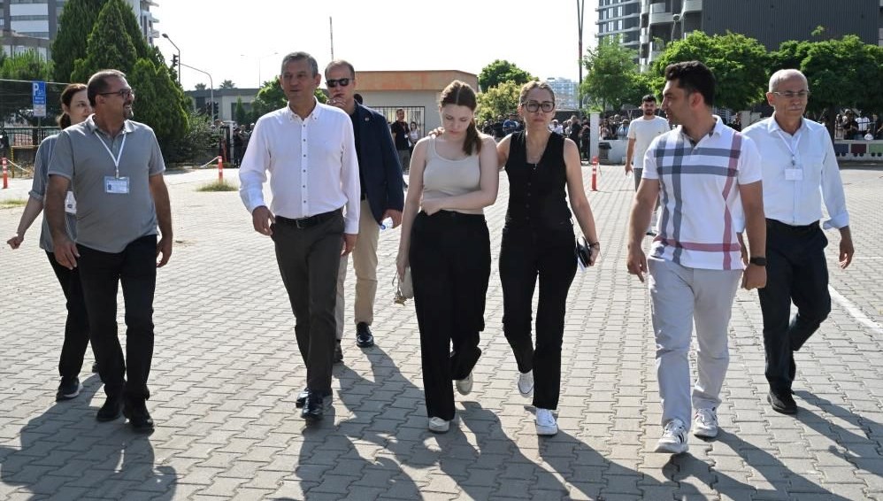 Ferdi Zeyrek'in kızını Özgür Özel sınava götürdü