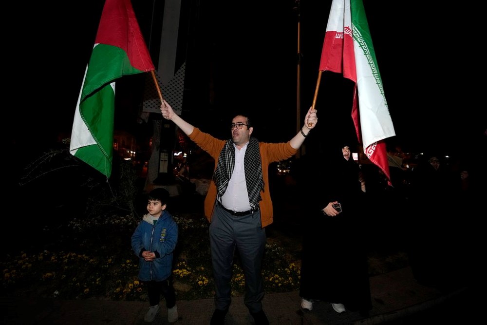 İran'ın İsrail'e saldırısı sonrası Tahran'da kutlama - 11