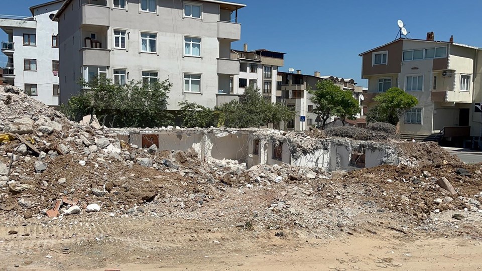 Müteahhidin 24 daireyi 50 kişiye satıp 2,5 milyon TL ile kaçtığı bina yıkıldı - 1