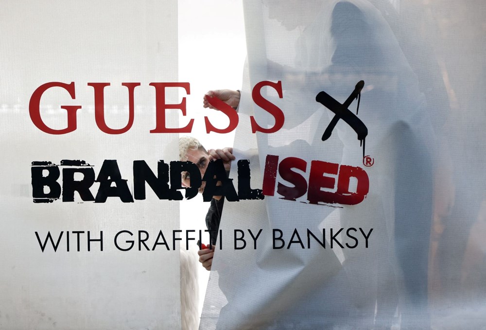Gizemli sanatçı Banksy ünlü giyim markasını eserlerini izinsiz kullanmakla suçladı - 4