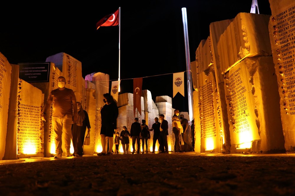 17 Ağustos depreminin 21. yılı: Hayatını kaybedenler törenle anıldı - 20
