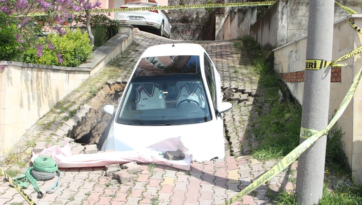 Çöken yol otomobili yuttu