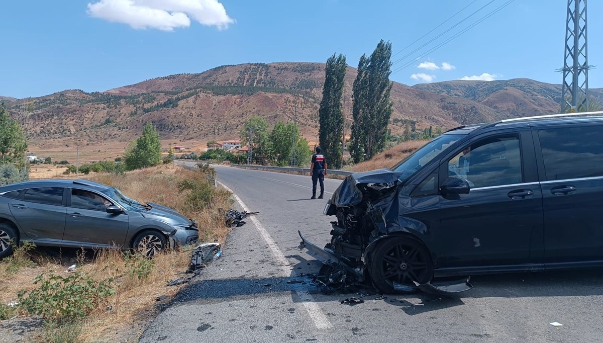 Kayseri'de otomobil ile minibüs çarpıştı: 9 yaralı Kayseri'de otomobil ile minibüs çarpıştı: 9 yaralı