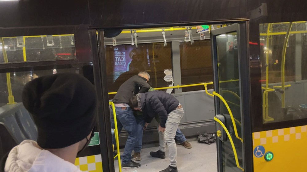 Metrobüste bıçaklı kavga: İki yolcu yaralandı - 3