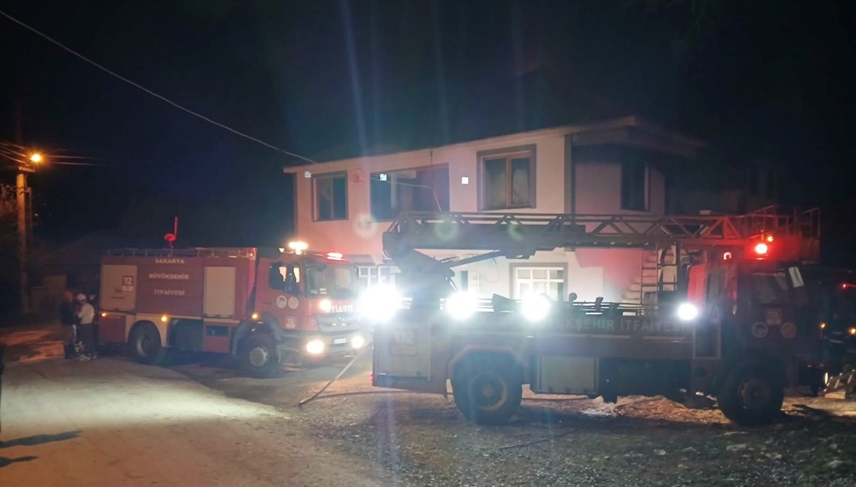 Sakarya'da iki katlı evde yangın Sakarya'da iki katlı evde yangın