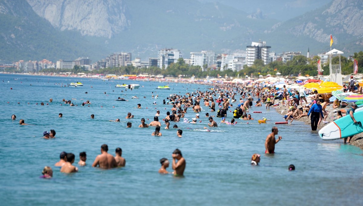 Antalya’da hava 44, deniz suyu 27 derece | Meydan ve caddeler boş kaldı