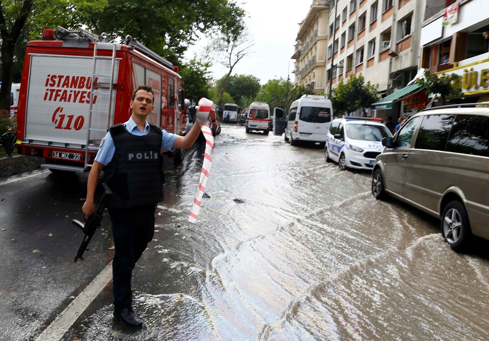 İstanbul Vezneciler'de polise bombalı araçla saldırı - 2