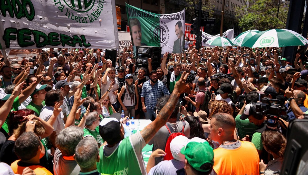 Arjantin'de hükümet karşıtı protestolarda 3 kişi gözaltına alındı Arjantin'de hükümet karşıtı protestolarda 3 kişi gözaltına alındı