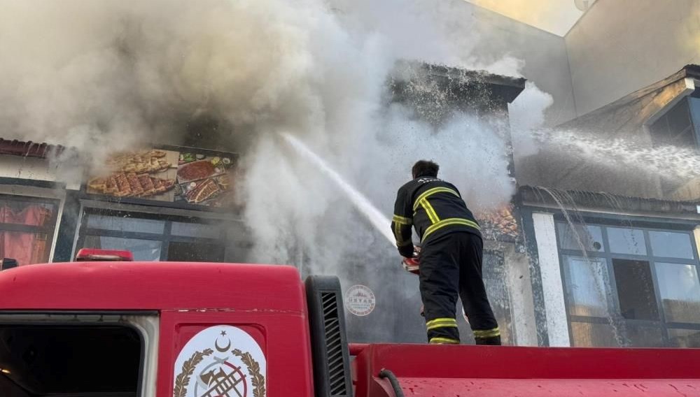 Tatvan yeni güne yangınla uyandı