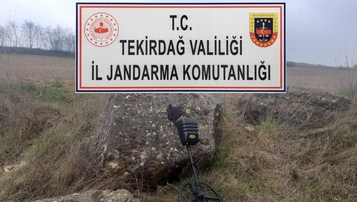 Yetkili gibi giyinip 'define' aradılar Yetkili gibi giyinip 'define' aradılar