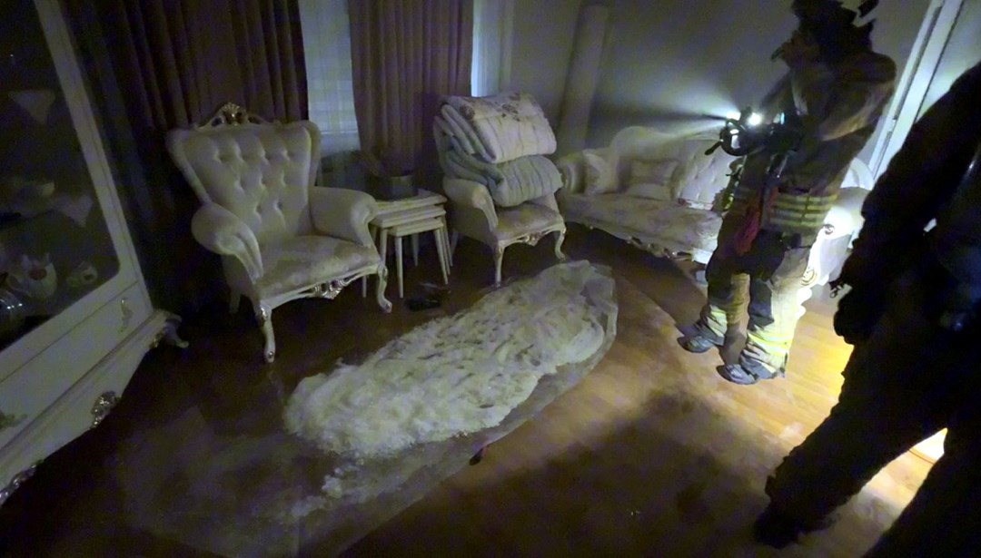 Tüten duman ele verdi! İtfaiye yangın ihbarına gitti, daire uyuşturucu imalathanesi çıktı