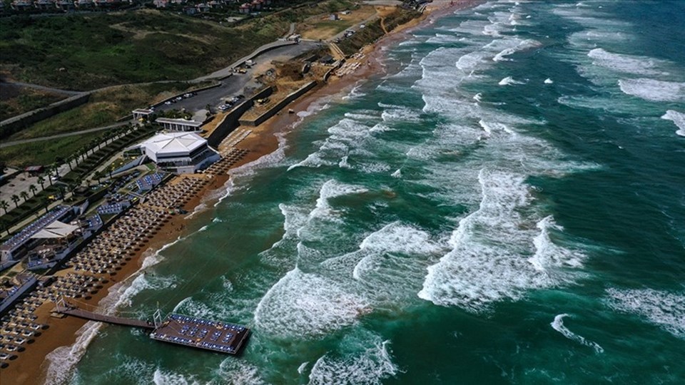 Kırmızı bayraklar çekildi! Ölümcül tehlike bugün de sürüyor, denize girmek yasak - 1