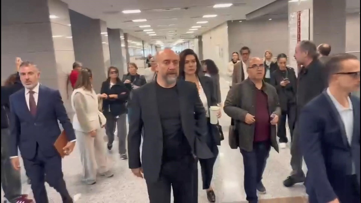 Duruşmaya katılmak üzere oyuncu Halit Ergenç ve Bergüzar Korel geldi. Duruşmaya katılmak üzere oyuncu Halit Ergenç ve Bergüzar Korel geldi.