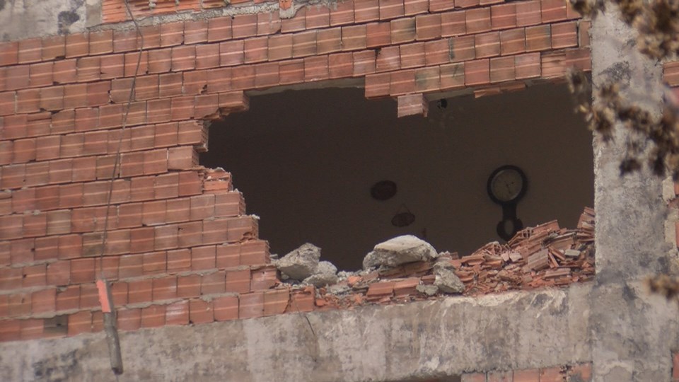 Bağcılar'da yıkım sırasında bitişikteki binanın duvarları da yıkıldı - 1