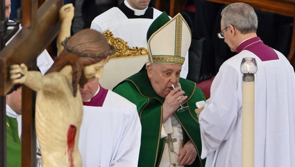 Vatikan'da korkulu anlar: Papa Francis nefes almakta zorlandı