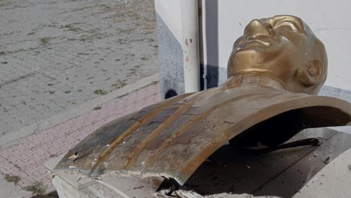 Atatürk büstüne zarar veren şahıslar tutuklandı Atatürk büstüne zarar veren şahıslar tutuklandı