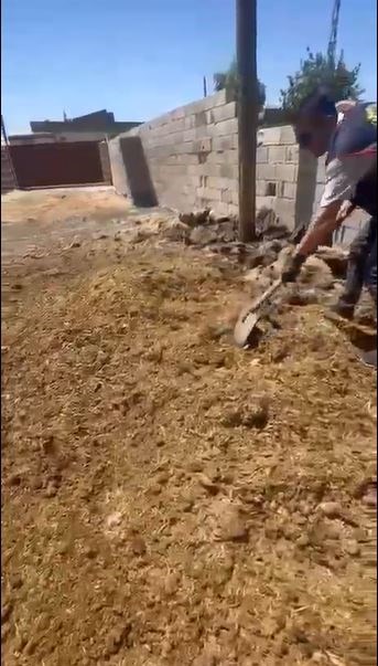 Şüphelilerin, çaldıkları çelik kasayı açamayınca evlerinin önündeki hayvan gübresi yığının altında sakladıkları belirlendi.