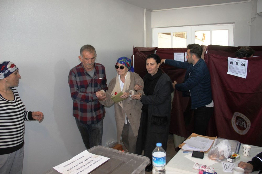Taburcu olan usta sanatçı Fatma Girik oy vermeye gitti - 1