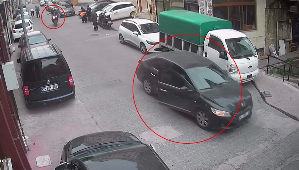 Saldırganlar önce otomobilden ardından motosikletten ateş açtı...