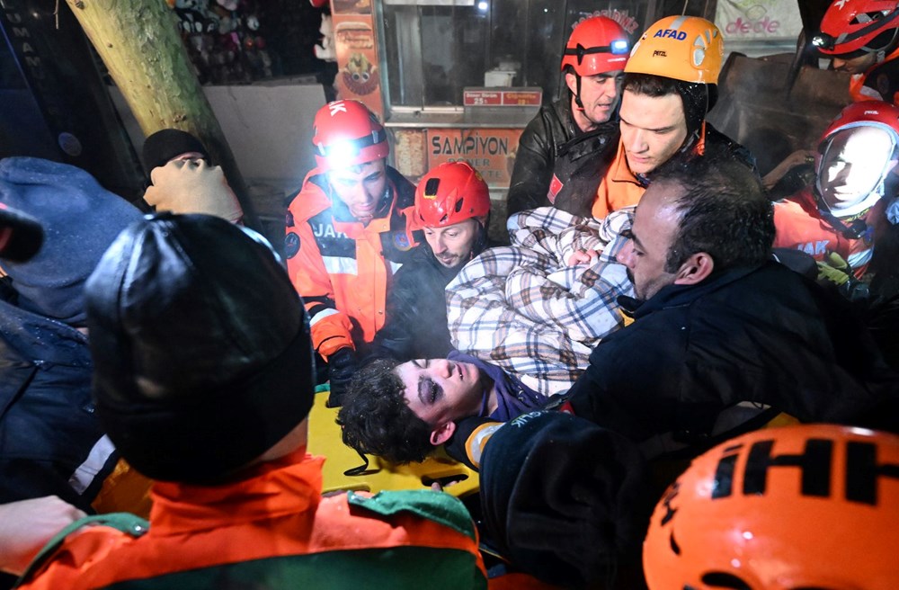 Умершие февраль 2023. Спасательная операция в Турции. Спасение людей в Турции из под завалов. Спасение детей из под завалов в Турции.