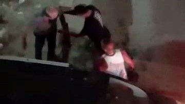 Birbirlerinin kafasında şişe kırdılar!