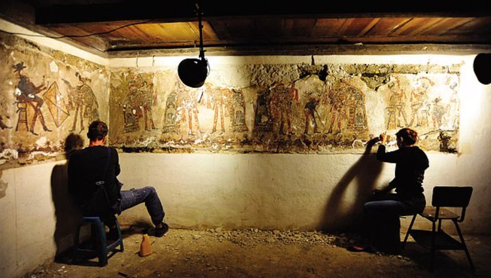 Guatemala’daki bir evde paha biçilemez Maya duvar resimleri
bulundu - 1